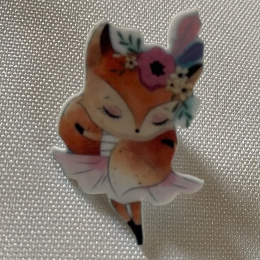 NWT. Handmade Small Fox with Flowers pin Brooch!